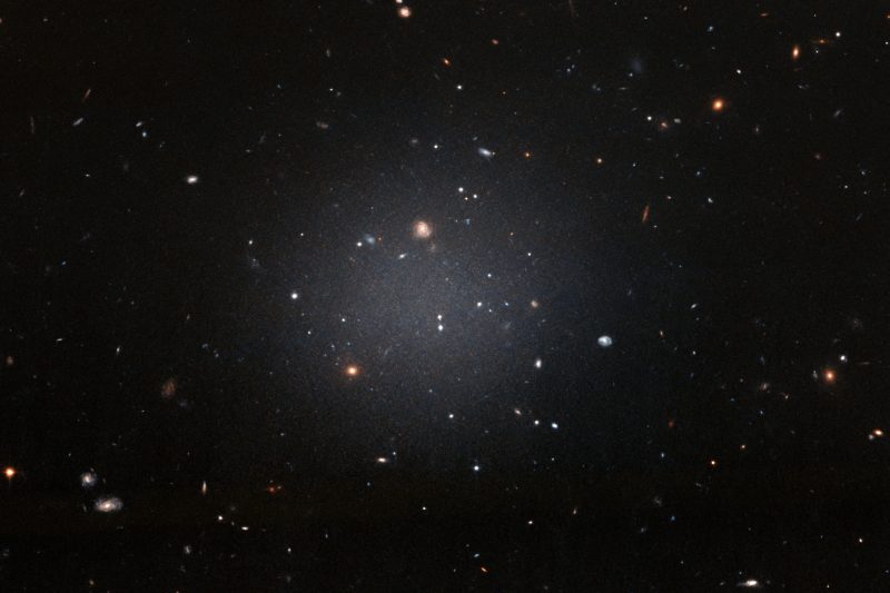 La galassia NGC 1052-DF2 priva di materia oscura, ripresa dal telescopio spaziale Hubble